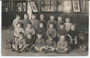 Jos b.1922 (1st on bottom row)